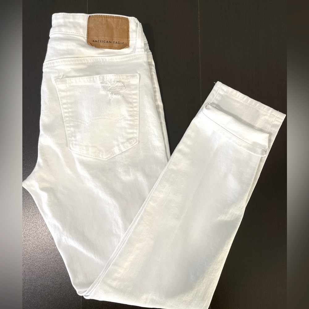 White American eagle denim. Flex gives it a stretchy feeling for more comfort